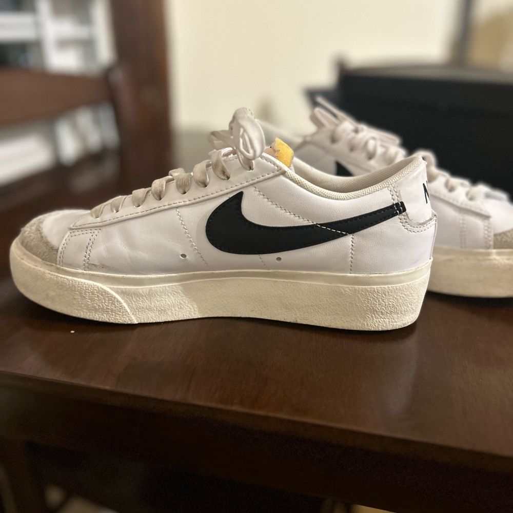 Nike Women’s White and Black Low-Top Sneakers - Picture 6 of 8